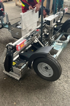 Magnetic sweeper MS 2000 F FALCON – cleaning up metal impurities in the hall of an automotive plant