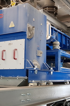 Magnetic grate separator in housing MSS-AC in a chute of dry mortar mix