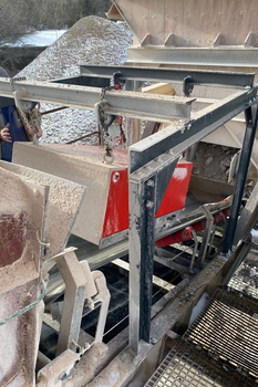 Magnetic plate DND-AC over the belt conveyor — limestone crushing in a cement plant