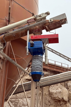 Automatic magnetic grate separator MSSJ-AC HD 600 SCORPION in a chute of ground hydrated lime