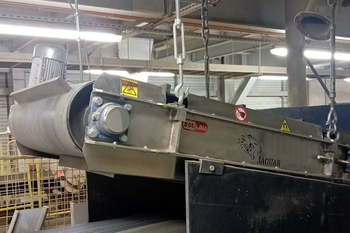 Magnetic plate DND-AC Mx8 F BEAST over a conveyor carrying solid recovered fuel SRF