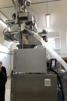 Gravity free-fall style metal detector QUICKTRON 07 RH HyQ Clean – granulation and homogenisation of mixtures in pharmaceutical production