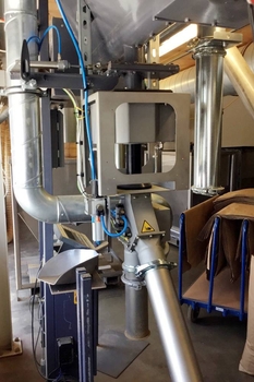 Gravity free-fall style metal detector QUICKTRON 05 A – input raw material inspection in pharmaceutical production