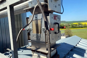 Plate magnetic lantern ML 250 N – metal separation from a granulated feed mixture
