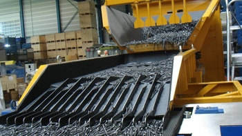 Vibrating spreading feeder - sorting fine fractions and material preparation