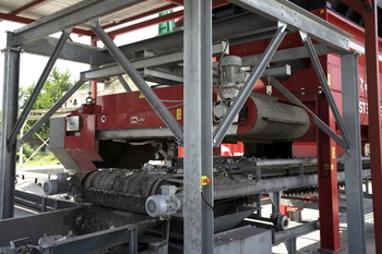 Magnetic plate with automatic cleaning DND-AC – primary iron separation on the belt conveyor