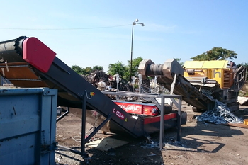 Magnetic plate with automatic cleaning DND-AC – primary iron separation on the belt conveyor
