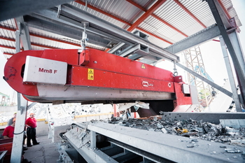 Magnetic plate with automatic cleaning DND-AC Mm8 F TIGER – primary iron separation on the belt conveyor