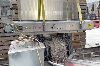Self-cleaning magnetic plate for mobile crushers – separation of rebar during concrete crushing