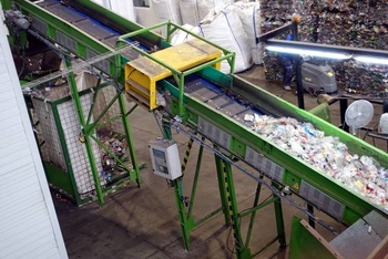 Metal separation on a municipal waste sorting line