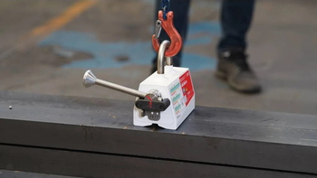Lifting magnet during load handling