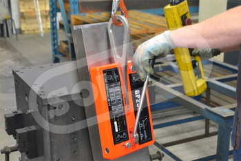 Lifting magnet during load handling