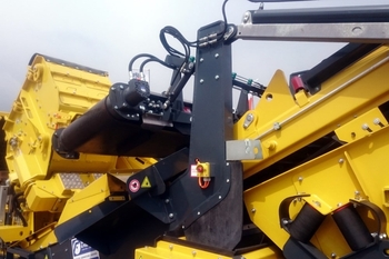 Self-cleaning magnetic plate JACKAL on a mobile crusher in a quarry