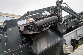 Self-cleaning magnetic plate JACKAL on a mobile crusher in a quarry