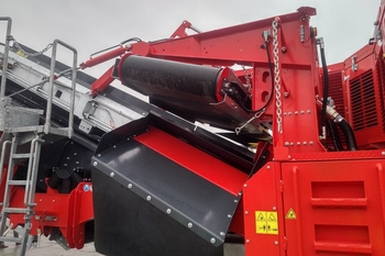 Self-cleaning magnetic plate JACKAL on a mobile crusher in a quarry