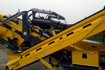 Self-cleaning magnetic plate JACKAL on a mobile crusher in a quarry