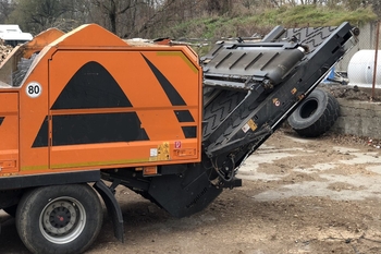 Self-cleaning magnetic plate JACKAL on a mobile crusher in a quarry