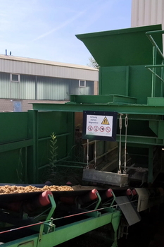 Magnetic plate DND-AC above a belt conveyor – protection of an aggregate crusher in a quarry