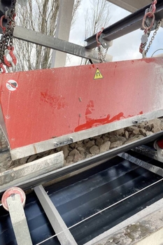 Magnetic plate DND-AC above a belt conveyor – protection of an aggregate crusher in a quarry