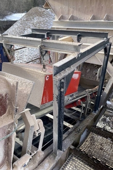 Magnetic plate DND-AC above a belt conveyor – protection of an aggregate crusher in a quarry