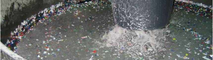 Use of vibrating sieves for water recycling in PET processing