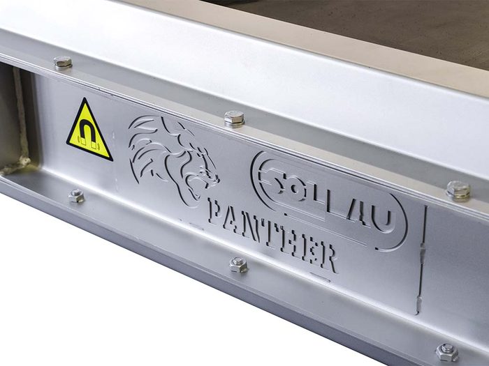 Self-cleaning overband magnetic separator DND-AC above a conveyor belt