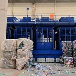 Automated line for sorting PET bottles, Al and Fe cans