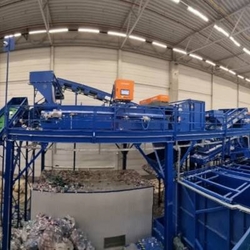 Automated line for sorting PET bottles, Al and Fe cans