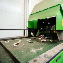 Automated sorting line for PET bottles, aluminum and iron cans