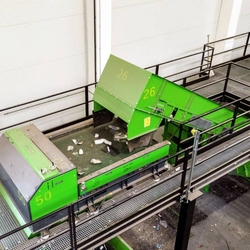Automated sorting line for PET bottles, aluminum and iron cans