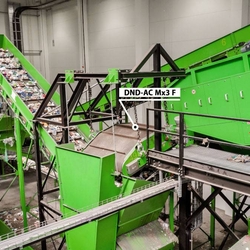 Automated sorting line for PET bottles, aluminum and iron cans