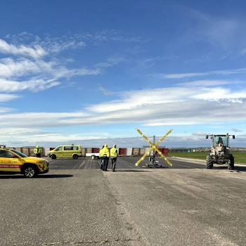 FIREFLY portable lighted runway closure marker