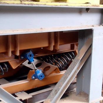 Natural frequency conveyor